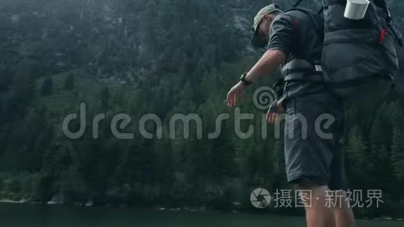 风景秀丽的山湖和徒步旅行者视频