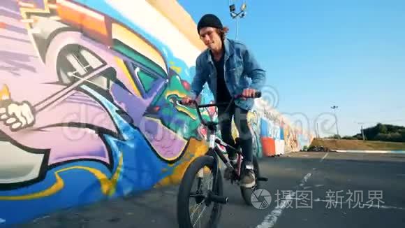 年轻时尚的少年骑自行车跳跃。 积极的生活方式观念。