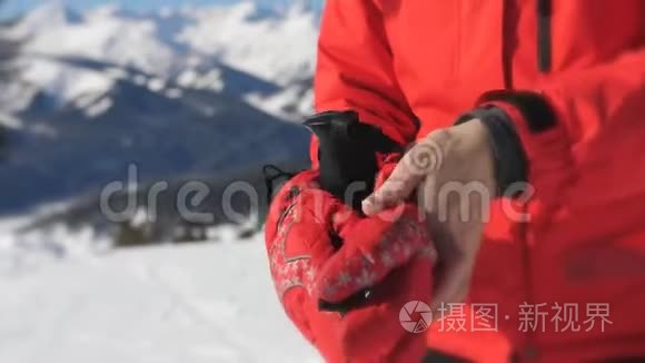 女滑雪者戴着手套和滑雪护目镜，拿起他的滑雪杆，开始下山。