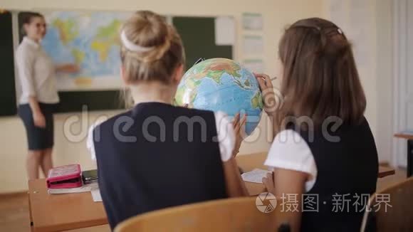高中学生学习地球在地理课程视频