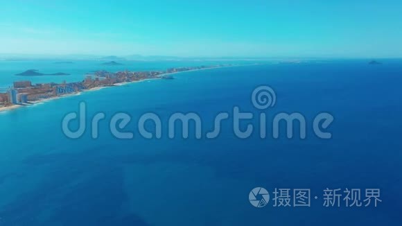 空中观景。 飞越美丽的岛屿，长吐拉曼加，西班牙，美丽的蔚蓝的海洋和山丘。