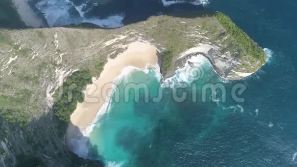 棕树风和缓动4k努沙半岛海滩印度尼西亚慢动空中4k视频的预览图