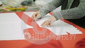 女设计师创造了未来服装的模板视频