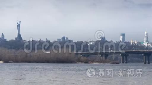 全景Paton桥和基辅PecherskLavra的背景。 乌克兰。