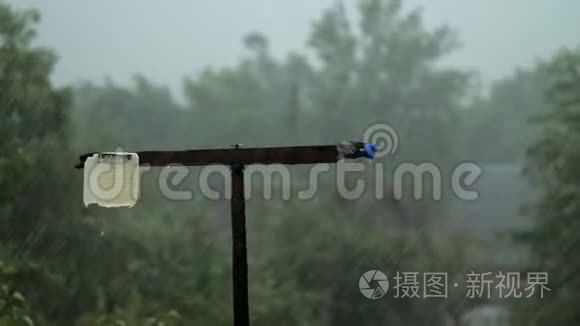 黑木手使风车在大雨中旋转视频