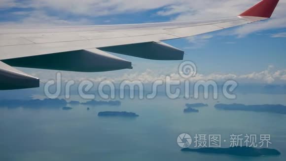从窗外看到一架飞机飞过热带岛屿的海面