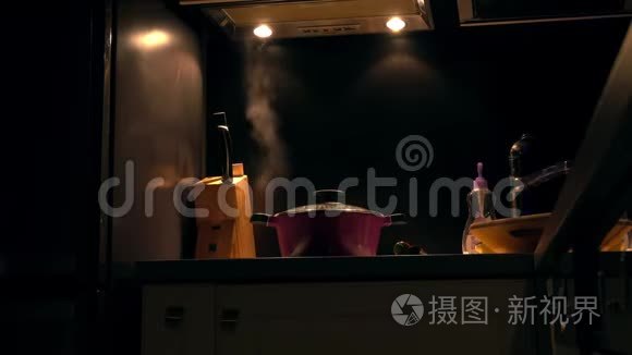 在黑暗的厨房里蒸锅视频