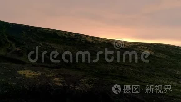 在山上展现出壮丽的日落视频