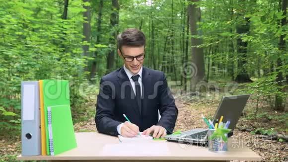 灵感来自商人，他把自己的想法写在笔记本上，坐在森林的办公桌前