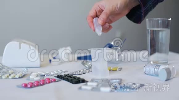 年轻女子将药物滴入药机视频