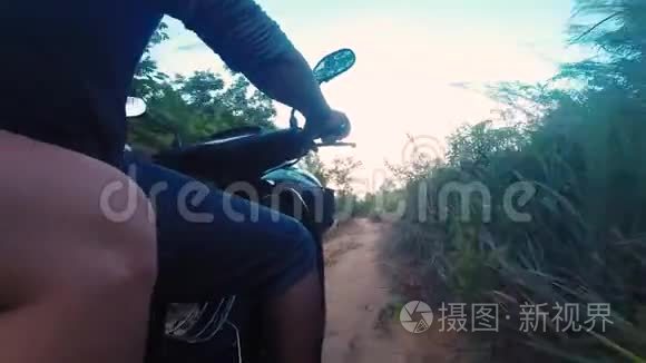 在柬埔寨农村骑摩托车视频