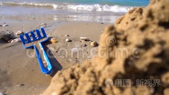 在海滩附近的沙滩上挖玩具视频