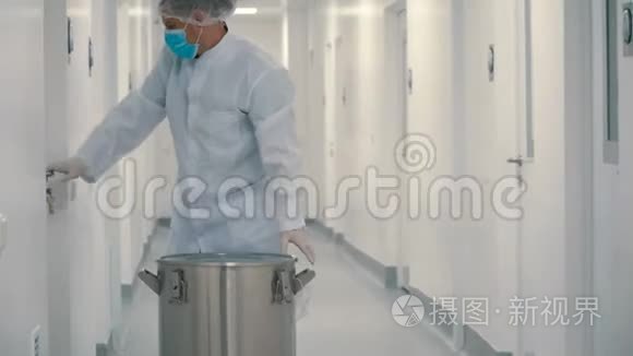 化验师把仪器装在金属桶内消毒视频