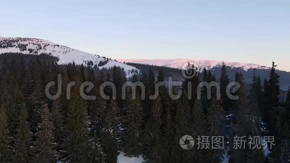 空中拍摄树林和一座山，日落时美丽的景色，4K