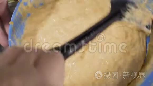 大厨揉面团做煎饼的特写镜头