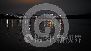 江岸夜城的烟花景观视频