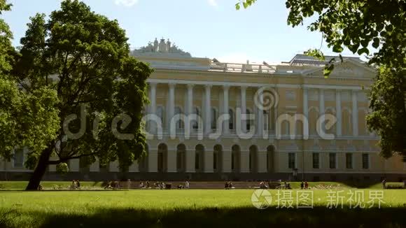 米哈伊洛夫斯基花园和俄罗斯博物馆在夏日-圣彼得堡，俄罗斯