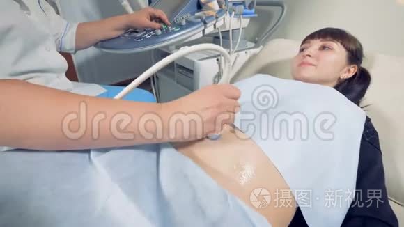 一名女医生对一名孕妇进行的超音速手术