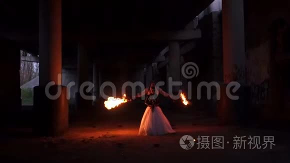 一对新婚夫妇在万圣节的主题派对上，他们身边燃烧着巨大的火焰