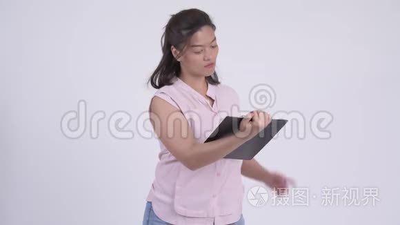 年轻快乐的亚洲女商人展示剪贴板，竖起大拇指