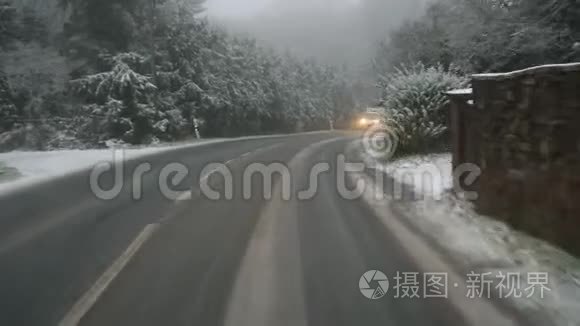 开着乡间小路穿过森林降雪视频