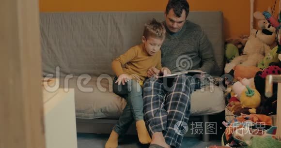 孩子和爸爸在家学习视频