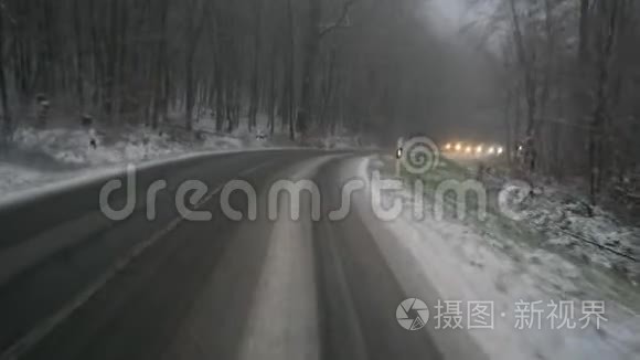 开着乡间小路穿过森林降雪视频