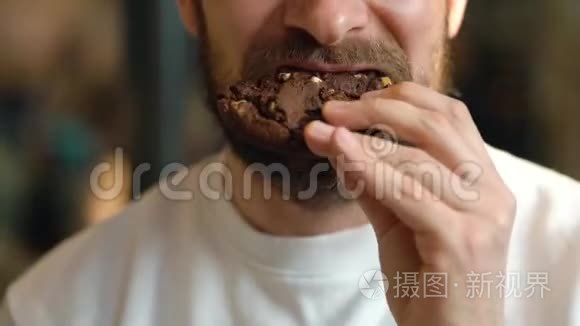 一个人在咖啡馆里吃巧克力饼干