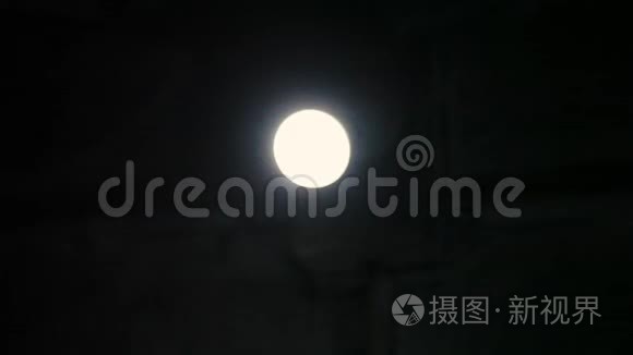 午夜时灯泡快速闪烁。