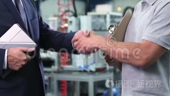 关闭工厂的企业主与工程师握手视频