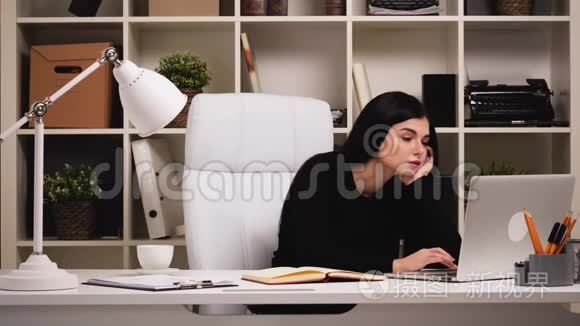 在办公室工作的女人。 很累，想睡觉，闭上眼睛。