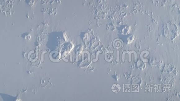 北极冰雪覆盖的地表俯瞰图视频