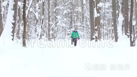 冬天森林里的小孩互相追逐视频
