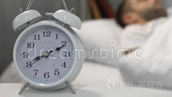 睡眠不足的人对早晨的闹钟、日常生活、压力感到恼火