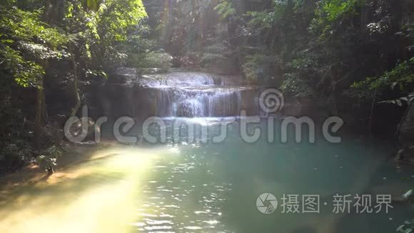 埃拉万瀑布第一层在Kanchanaburi，泰国。 美丽的瀑布在森林深处，有翡翠般的水池