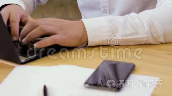 小企业主在笔记本电脑上工作视频