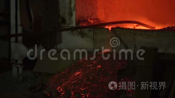 炉中厂房熔化金属的过程.. 工人除渣，得到纯合金..