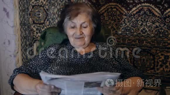 老妇人在家看报纸视频