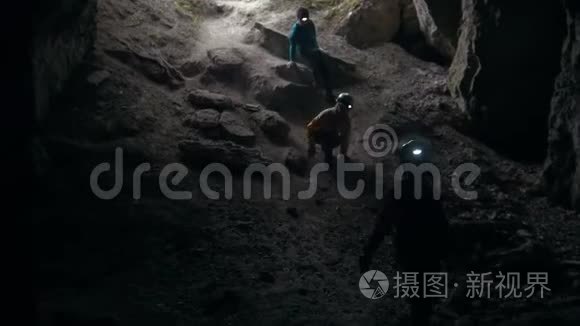 三个少年从黑暗的山洞里爬出来视频