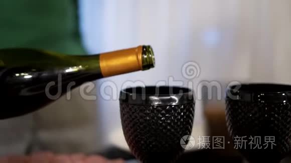 侍酒师在酒窖里品酒，他正把一杯极好的红酒倒在杯子里