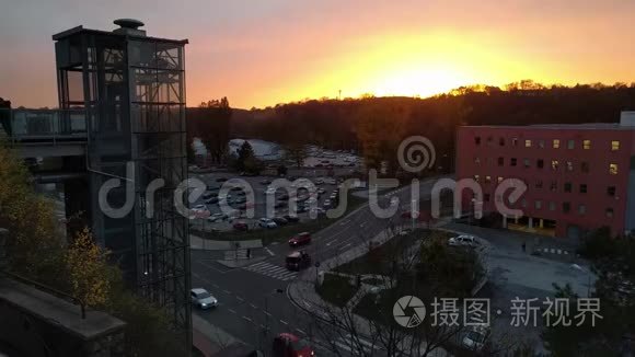 捷克共和国Mlad a Boleslav，日落背景下Cesana技术中心前现代玻璃电梯的时间推移