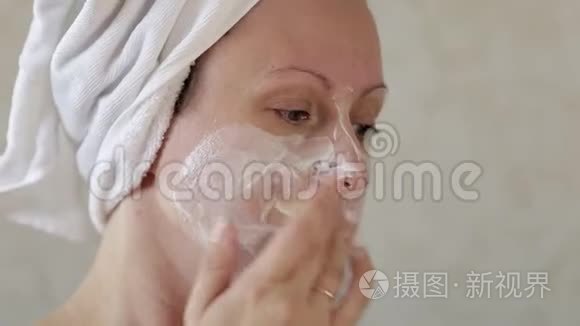 一位中年妇女用保湿面膜敷脸视频