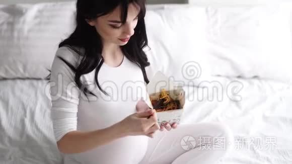 孕妇在床上吃中国食物视频