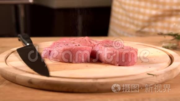 厨师在砧板上调味生猪肉片视频