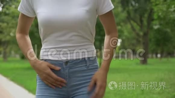 月经痛扰乱妇女步行公园，多囊卵巢综合征