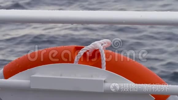 船上的救生圈被击中视频