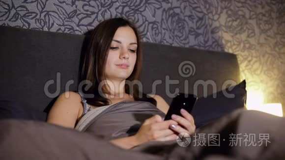女孩晚上躺在床上上网，写短信，看照片，聊天。