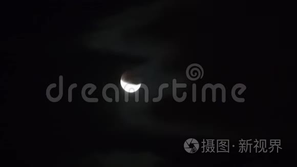 月偏食期间的夜空移动