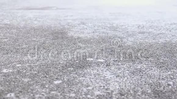 在沥青上加雪. 美丽的白色特写镜头..