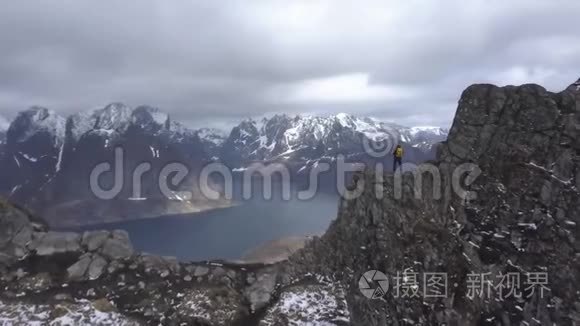 台湾群岛风景秀丽的洛佛顿群岛风光，山顶上男性徒步旅行者的空中镜头